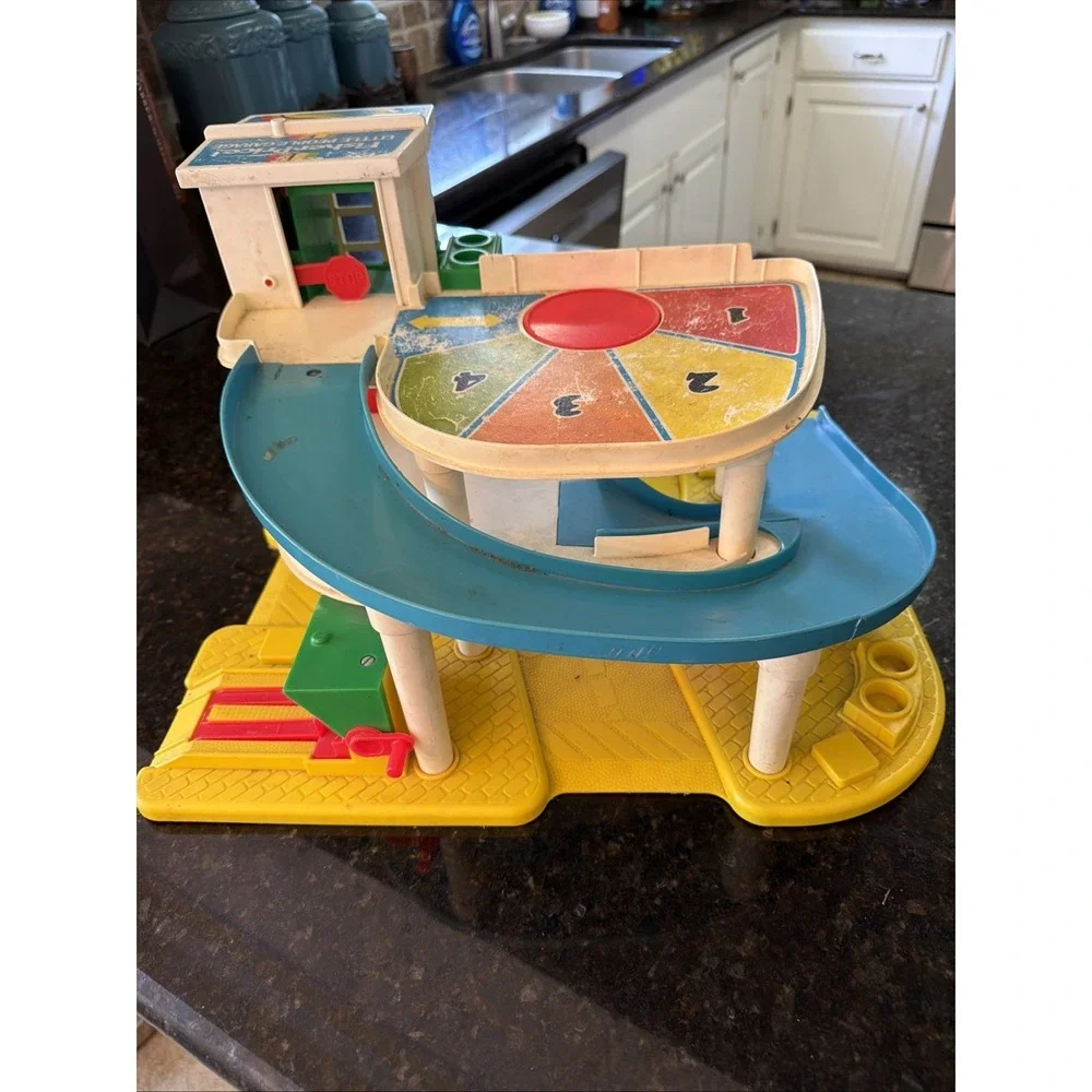 Vintage Fisher Price Little People 1987 Family Parking Ramp Service Garage 2504